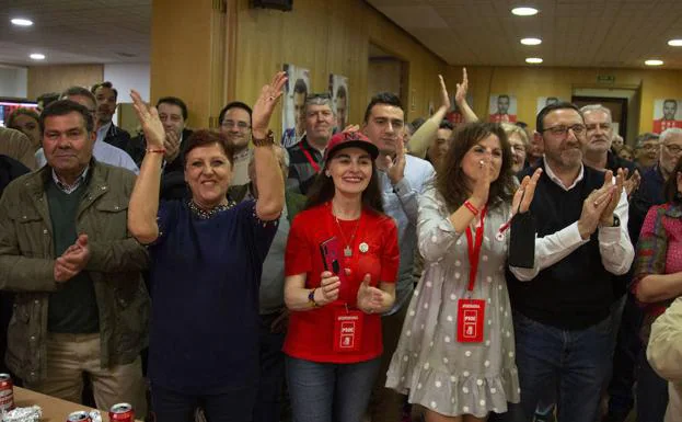 Cerca de medio centenar de seguidores del PSOE acudieron a la sede vallisoletana para celebrar la victoria en las elecciones. 