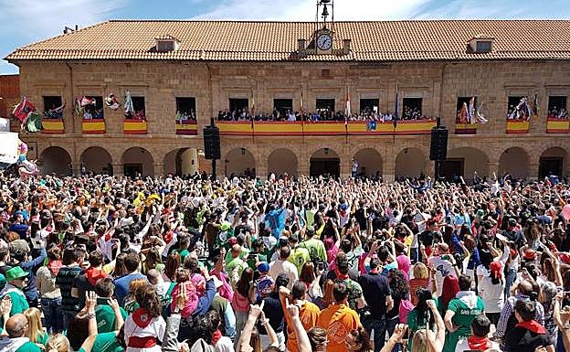 Aglomeración de público en la Plaza Mayor de Benavente en la tradicional petición del Toro Enmaromado.