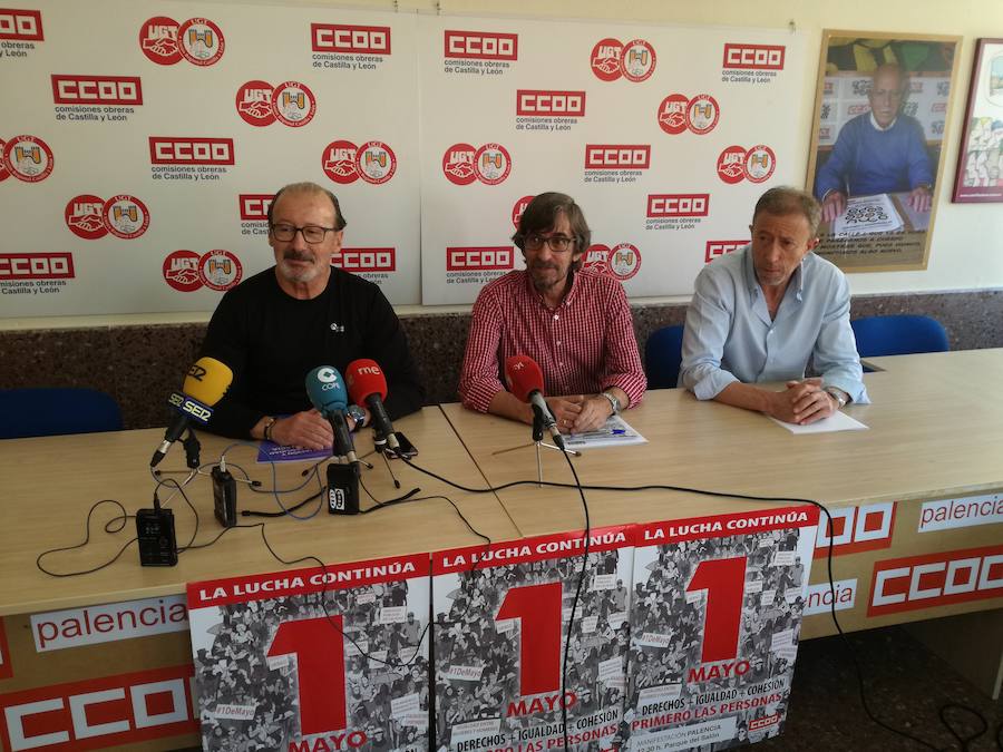 Julián Martínez (UGT), Luis González y Juan Carlos González (CC OO) presentan la jornada del 1 de mayo. 