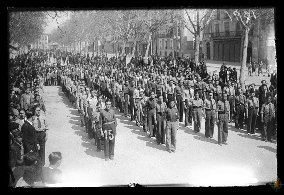 Fotos: Desfile de militantes socialistas el 1 de mayo de 1936