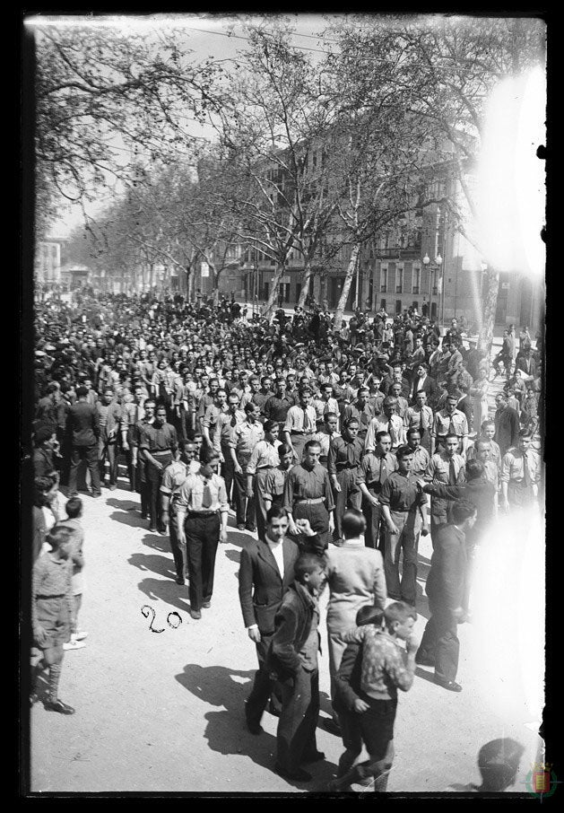 Fotos: Desfile de militantes socialistas el 1 de mayo de 1936