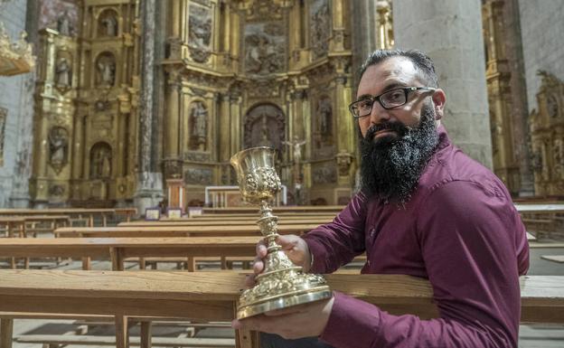 Jesús Pilar Sobejano posa con un cáliz en la iglesia de Cigales, conocida como la Catedral del Vino. 