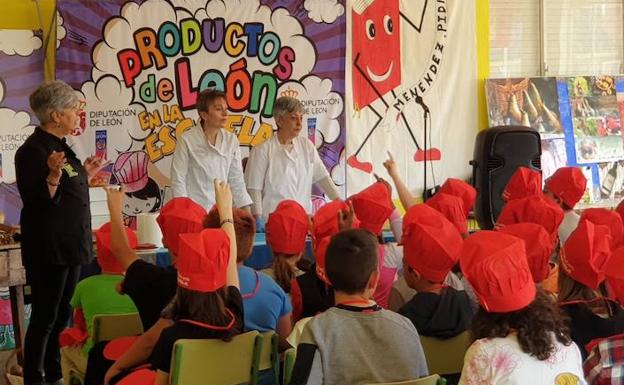 Marisa Rodríguez, Carmen Ares y Encarna Ares, durante el taller de cocina en el CP Menéndez Pila de Bembibre. 