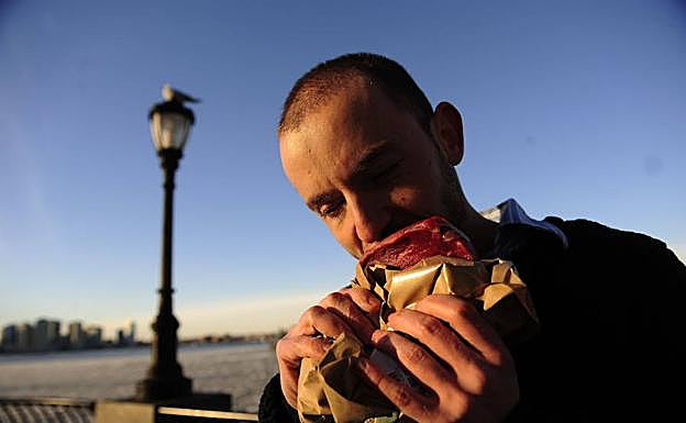 Un joven, antes de comer. 
