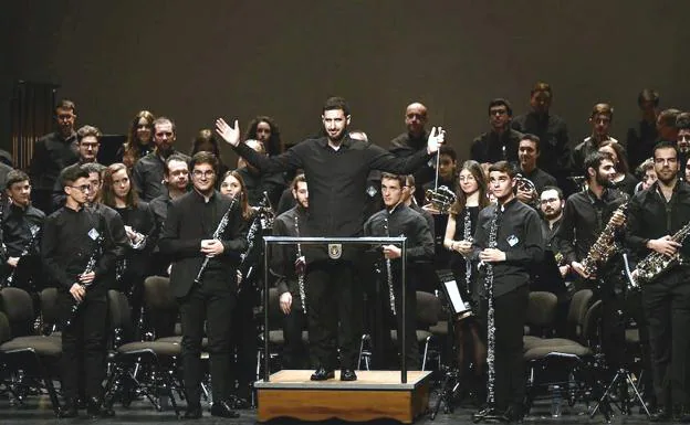 El director y los músicos saludan al público tras el concierto.