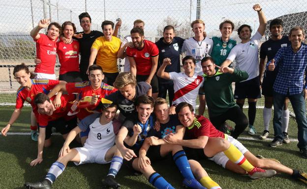 Los jugadores del IE University Athletics, en el campo de Los Escobares, en La Lastrilla. 