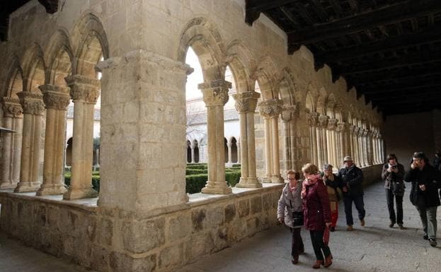 Visitantes recorren el claustro del monasterio de Santa María la Real de Nieva, en Segovia. 