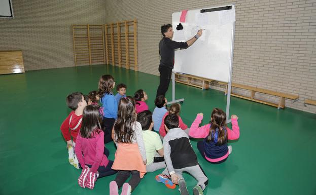 Clase de Educación Física en el gimnasio del colegio de Villalobón. 