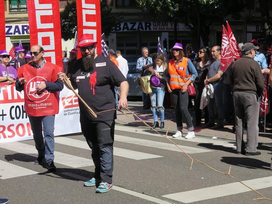 Sindicatos, partidos políticos y colectivos salen a la calle en León capital este 1 de Mayo para celebrar y reivindicar en el Día del Trabajador, con esperanza en la victoria socialista pero con recelos sobre posibles pactos con el liberalismo