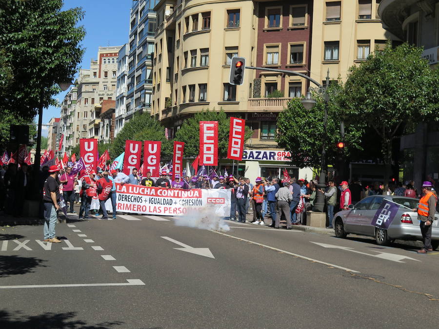 Sindicatos, partidos políticos y colectivos salen a la calle en León capital este 1 de Mayo para celebrar y reivindicar en el Día del Trabajador, con esperanza en la victoria socialista pero con recelos sobre posibles pactos con el liberalismo