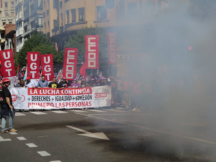 Sindicatos, partidos políticos y colectivos salen a la calle en León capital este 1 de Mayo para celebrar y reivindicar en el Día del Trabajador, con esperanza en la victoria socialista pero con recelos sobre posibles pactos con el liberalismo