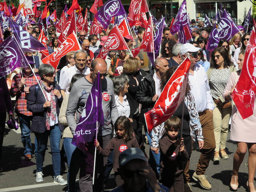 Sindicatos, partidos políticos y colectivos salen a la calle en León capital este 1 de Mayo para celebrar y reivindicar en el Día del Trabajador, con esperanza en la victoria socialista pero con recelos sobre posibles pactos con el liberalismo