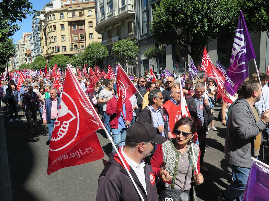 Sindicatos, partidos políticos y colectivos salen a la calle en León capital este 1 de Mayo para celebrar y reivindicar en el Día del Trabajador, con esperanza en la victoria socialista pero con recelos sobre posibles pactos con el liberalismo