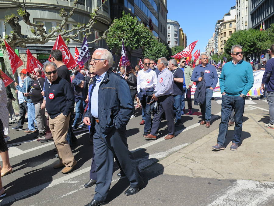 Sindicatos, partidos políticos y colectivos salen a la calle en León capital este 1 de Mayo para celebrar y reivindicar en el Día del Trabajador, con esperanza en la victoria socialista pero con recelos sobre posibles pactos con el liberalismo