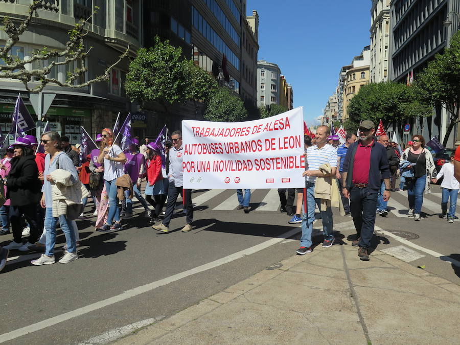 Sindicatos, partidos políticos y colectivos salen a la calle en León capital este 1 de Mayo para celebrar y reivindicar en el Día del Trabajador, con esperanza en la victoria socialista pero con recelos sobre posibles pactos con el liberalismo