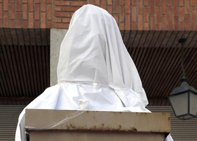 Imagen secundaria 1 - Estado del monumento después del acto, llevado a cabo tras la manifestación del Primero de Mayo. 