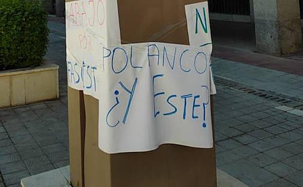 Imagen principal - Estado del monumento después del acto, llevado a cabo tras la manifestación del Primero de Mayo. 
