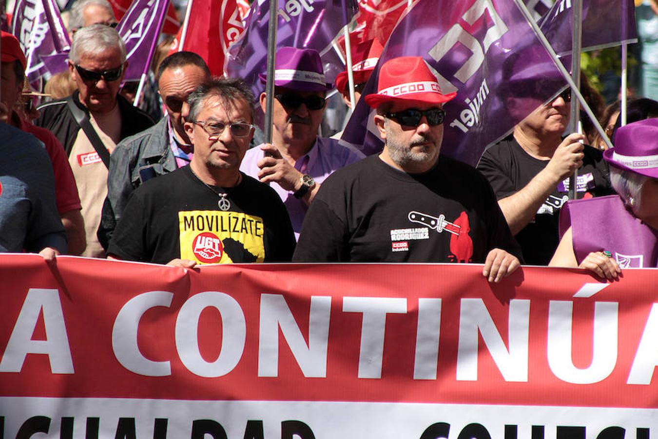 Sindicatos, partidos políticos y colectivos salen a la calle en León capital este 1 de Mayo para celebrar y reivindicar en el Día del Trabajador, con esperanza en la victoria socialista pero con recelos sobre posibles pactos con el liberalismo