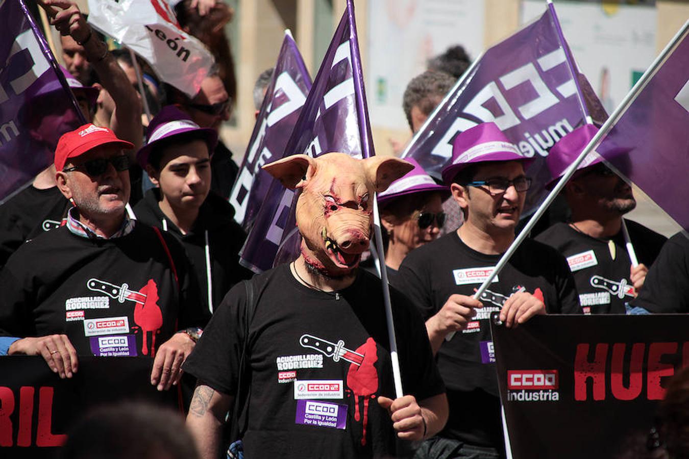 Sindicatos, partidos políticos y colectivos salen a la calle en León capital este 1 de Mayo para celebrar y reivindicar en el Día del Trabajador, con esperanza en la victoria socialista pero con recelos sobre posibles pactos con el liberalismo