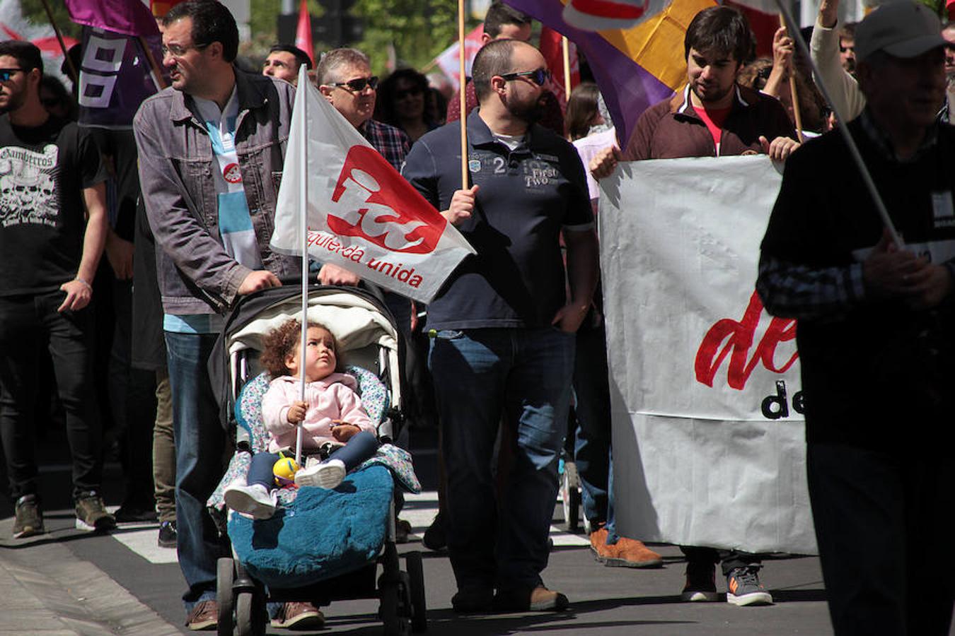 Sindicatos, partidos políticos y colectivos salen a la calle en León capital este 1 de Mayo para celebrar y reivindicar en el Día del Trabajador, con esperanza en la victoria socialista pero con recelos sobre posibles pactos con el liberalismo