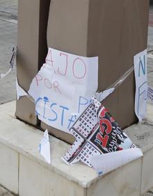 Imagen secundaria 2 - Estado del monumento después del acto, llevado a cabo tras la manifestación del Primero de Mayo. 