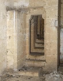 Imagen secundaria 2 - Algunas estancias del castillo de Belmonte que se limpiarán antes de que se pueda visitar. 