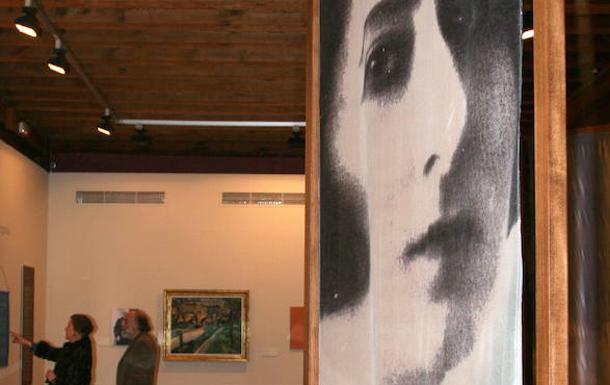 Tela con el rostro de Guiomar en una exposición. 