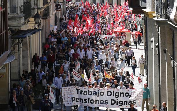 La manifestación avanza por la Calle Mayor hacia la Plaza Mayor.