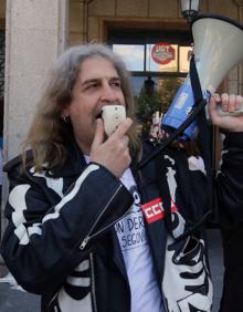 Imagen secundaria 2 - Arriba, los responsables de UGT y CC OO, Manuel Sanz y Álex Blázquez, respectivamente. Abajo, pancarta contra la reforma laboral y Óscar Sancho, de Comisiones, anima a participar en la manifestación. 