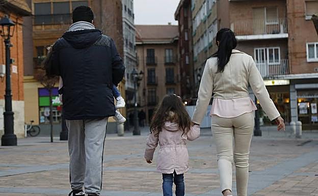 La familia, que acaba de encontrar una nueva vivienda.