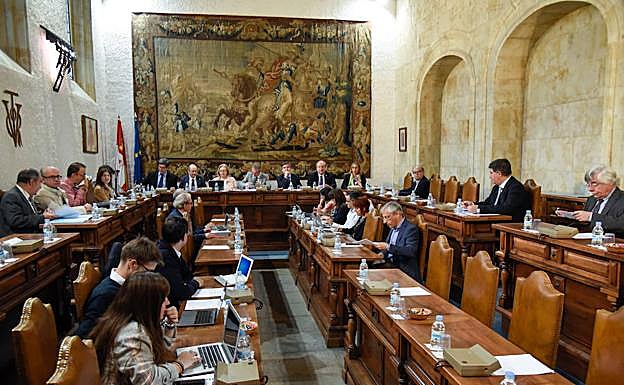 Reunión del Consejo de Gobierno en la antigua Capilla del Estudio. 