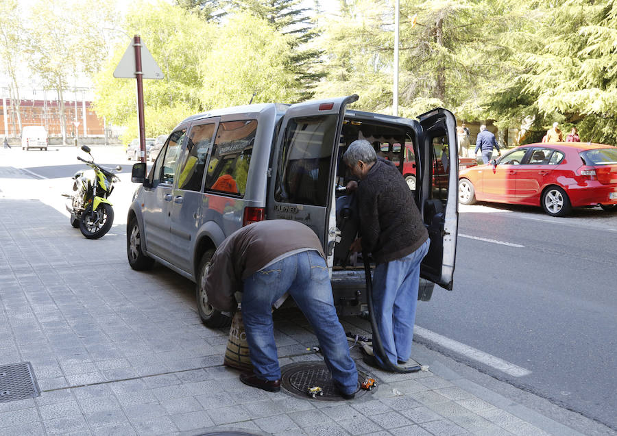 Fotos: Desahucian a un matrimonio de pensionistas y sus dos hijos en Palencia