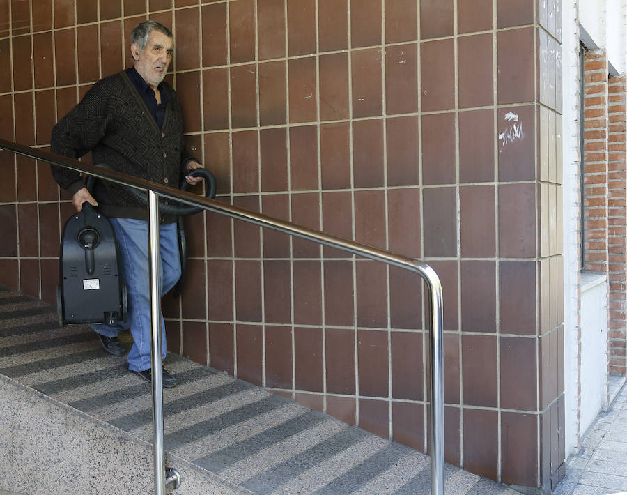 Fotos: Desahucian a un matrimonio de pensionistas y sus dos hijos en Palencia