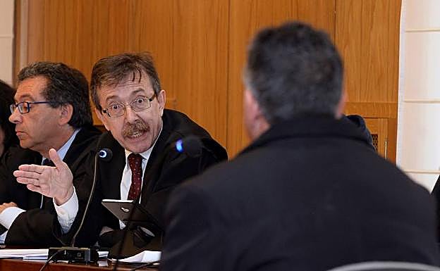 El defensor del acusado pregunta a un hermano de la madre de Sara.