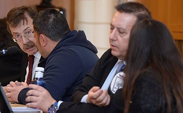 Roberto Hernández y Davinia Muñoz hablan con sus letrados.