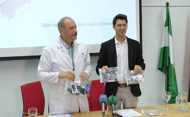 Investigadores de la Universidad de Granada con algunas muestras de calcetines utilizadas durante el estudio.