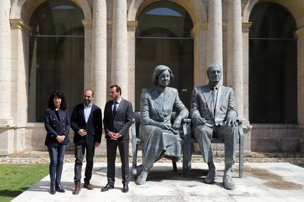 Javier Hontoria, director del museo, flanqueado por la concejala de Cultura, Ana Redondo, y el alcalde, Óscar Puente. 