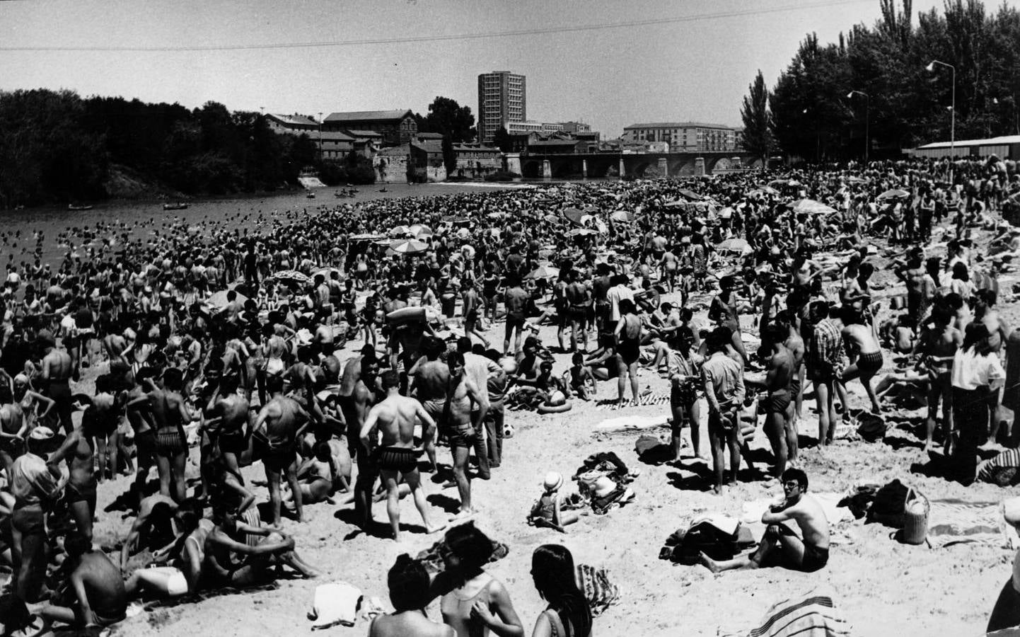 Multitud de gente en la playa de las Moreras en los años 70.