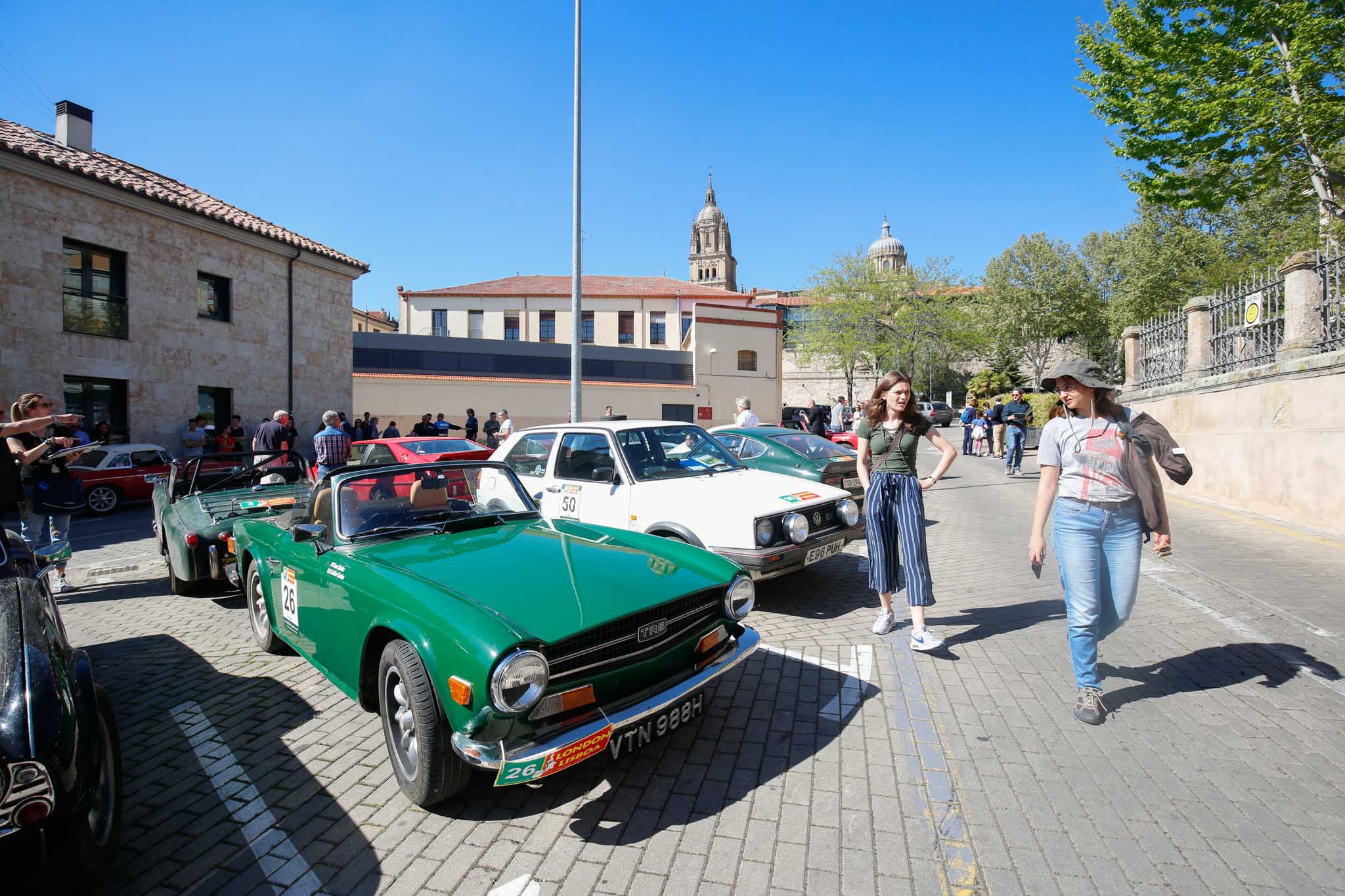 Cerca de 48 vehículos de marcas prestigiosas, como Aston Martín, Austin Healey, Bentley, Delahaye, Lotus, Porsche, Shelby Mustang, etc., procedentes de Reino Unido, se concentraron en la puerta del Museo con motivo de la visita de sus propietarios a este centro