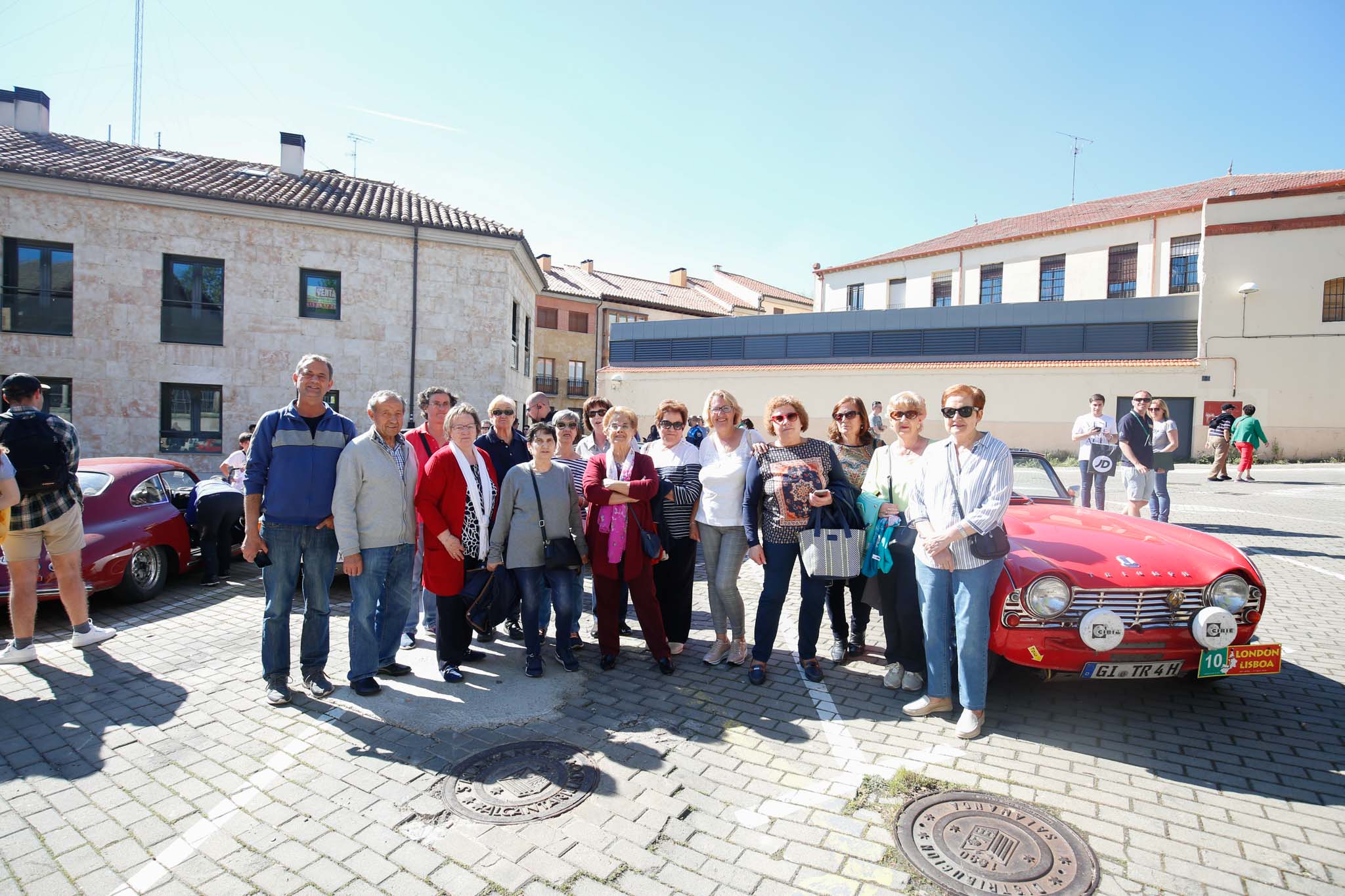 Cerca de 48 vehículos de marcas prestigiosas, como Aston Martín, Austin Healey, Bentley, Delahaye, Lotus, Porsche, Shelby Mustang, etc., procedentes de Reino Unido, se concentraron en la puerta del Museo con motivo de la visita de sus propietarios a este centro