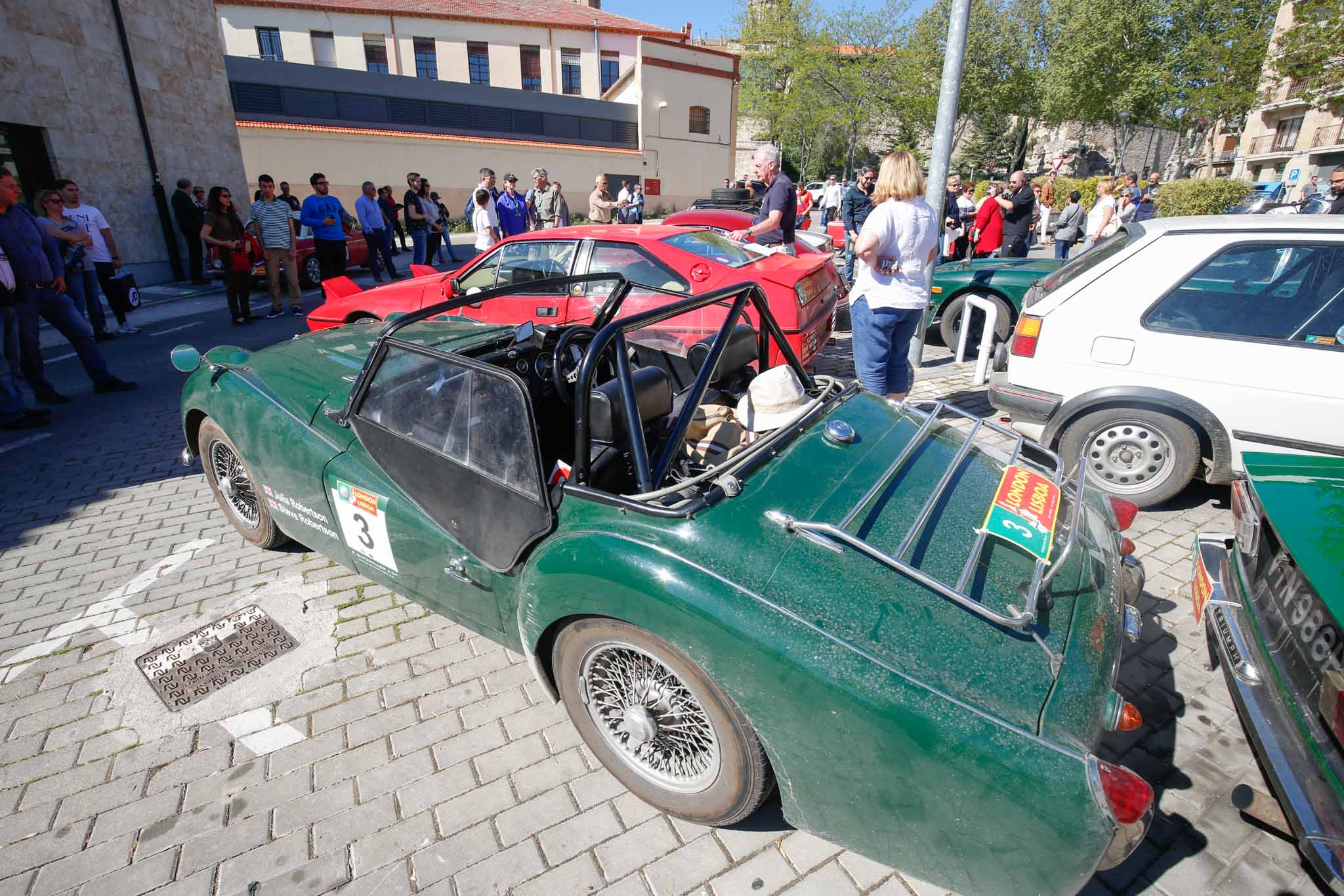 Cerca de 48 vehículos de marcas prestigiosas, como Aston Martín, Austin Healey, Bentley, Delahaye, Lotus, Porsche, Shelby Mustang, etc., procedentes de Reino Unido, se concentraron en la puerta del Museo con motivo de la visita de sus propietarios a este centro