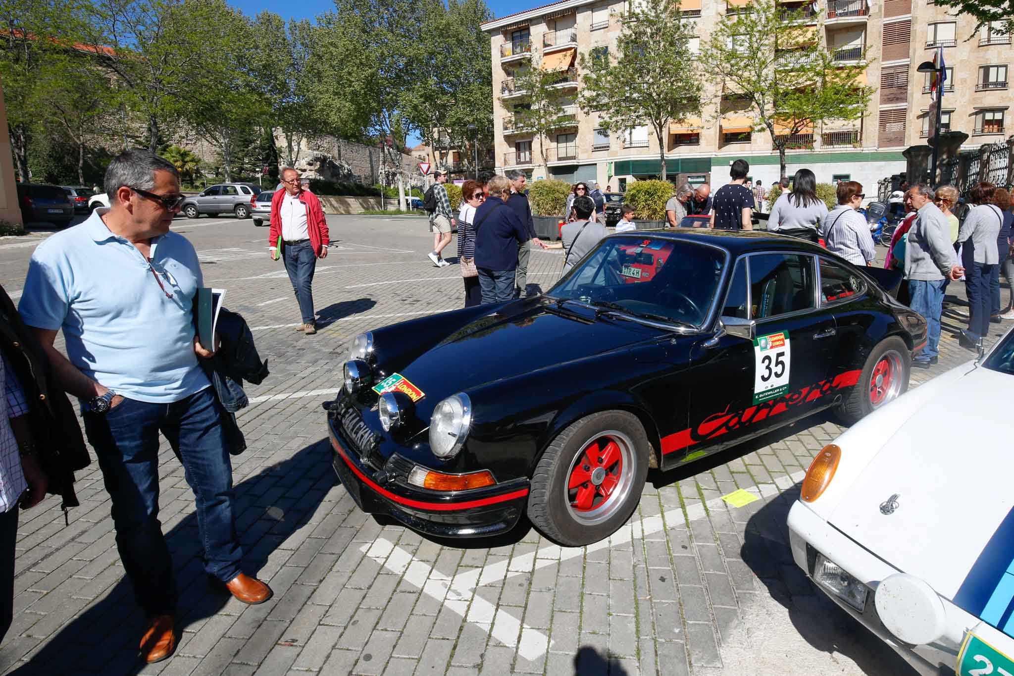 Cerca de 48 vehículos de marcas prestigiosas, como Aston Martín, Austin Healey, Bentley, Delahaye, Lotus, Porsche, Shelby Mustang, etc., procedentes de Reino Unido, se concentraron en la puerta del Museo con motivo de la visita de sus propietarios a este centro