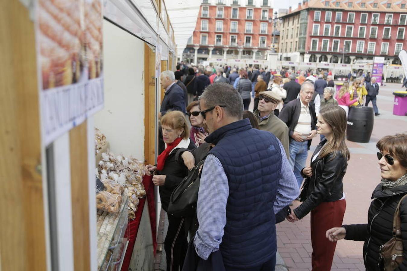 La Plaza Mayor de Valladolid se llena desde este viernes y hasta el domingo con casetas en las que se pueden degustar los mejores vinos y alimentos de Valladolid