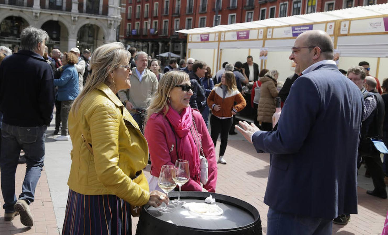 La Plaza Mayor de Valladolid se llena desde este viernes y hasta el domingo con casetas en las que se pueden degustar los mejores vinos y alimentos de Valladolid