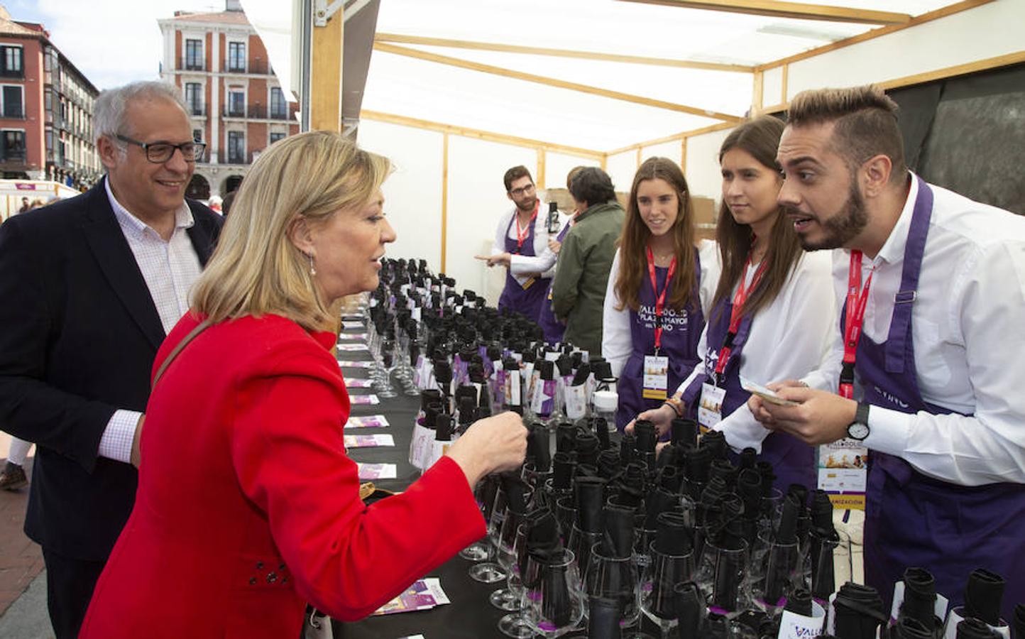 La Plaza Mayor de Valladolid se llena desde este viernes y hasta el domingo con casetas en las que se pueden degustar los mejores vinos y alimentos de Valladolid