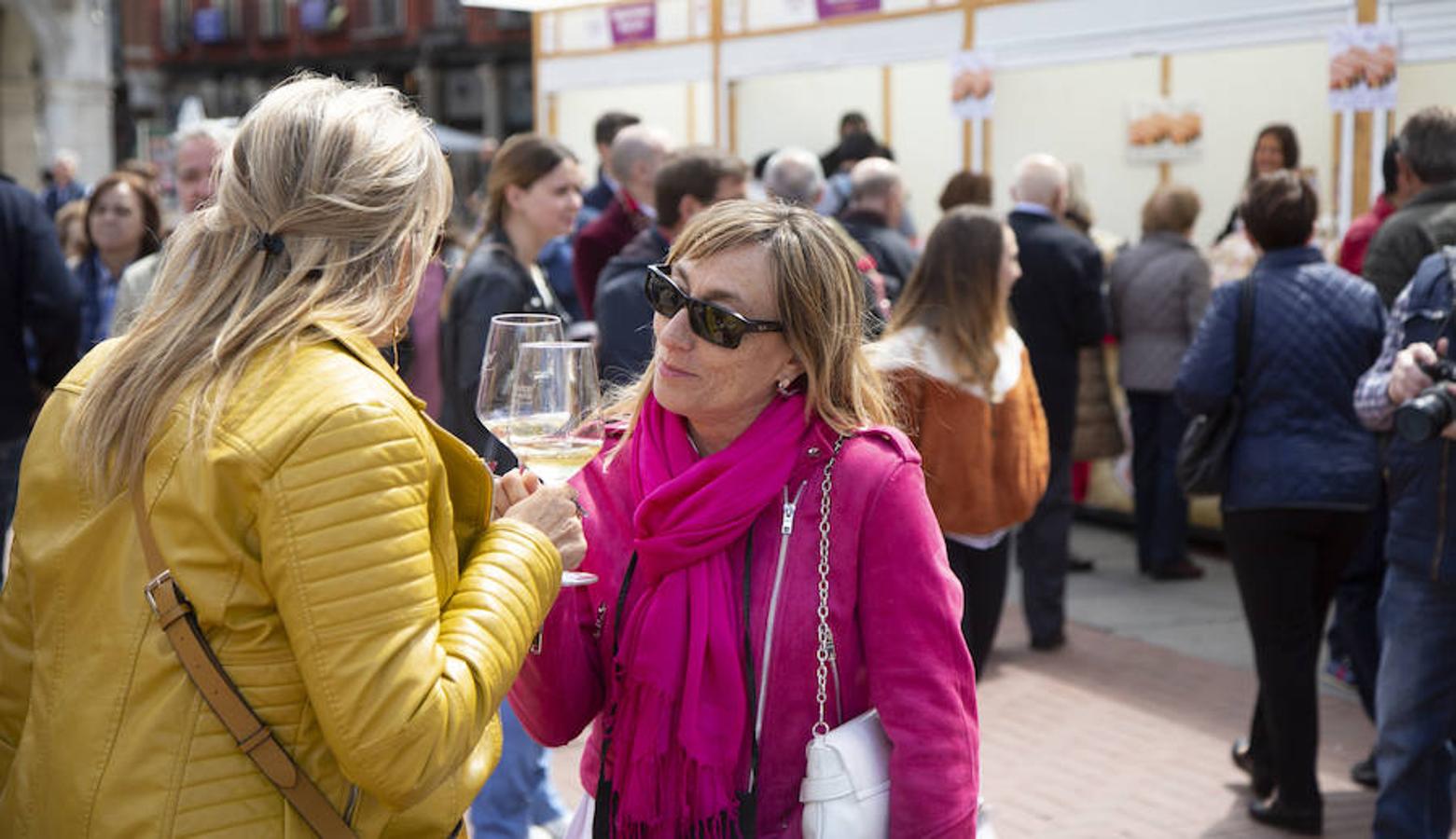 La Plaza Mayor de Valladolid se llena desde este viernes y hasta el domingo con casetas en las que se pueden degustar los mejores vinos y alimentos de Valladolid