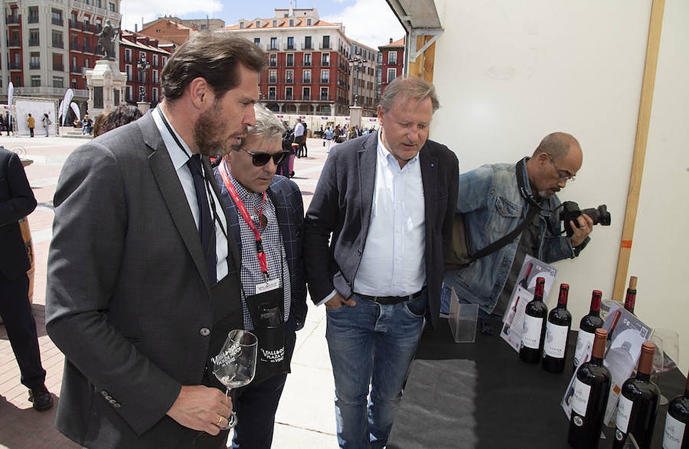 La Plaza Mayor de Valladolid se llena desde este viernes y hasta el domingo con casetas en las que se pueden degustar los mejores vinos y alimentos de Valladolid