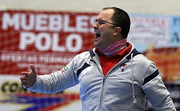 El técnico Dani Gordo, durante un partido del BM Nava.