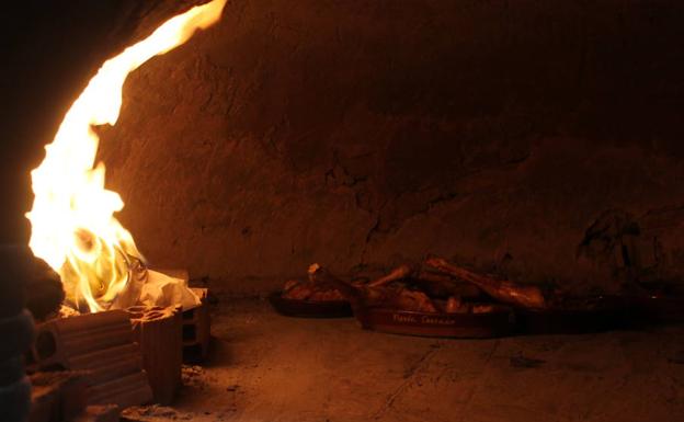 El lechazo se elabora en un horno de leña. 