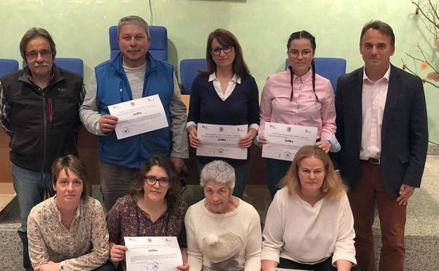 Los participantes en el curso posan con el alcalde, Máximo San Macario (derecha). 